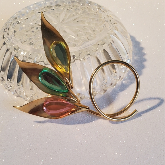 Vintage Gold Tone Brooch - Picture 2 of 3